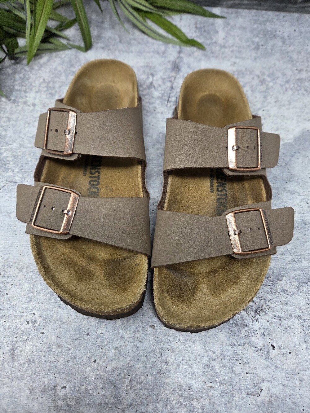 Birkenstock Arizona Sandals in Mocha Brown Bronze Tone Buckles Size 39 US 8